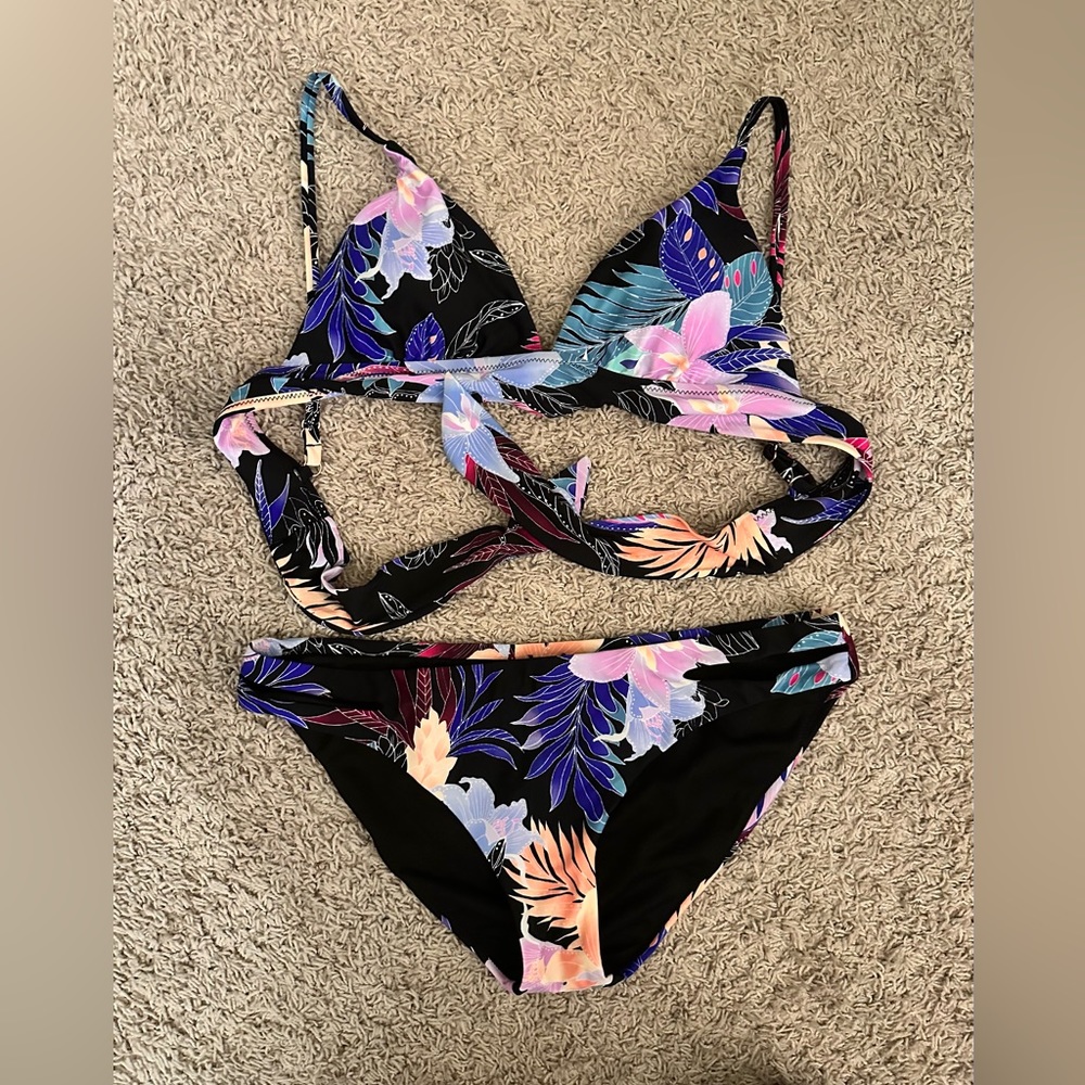 Floral bikini top and bottom👙